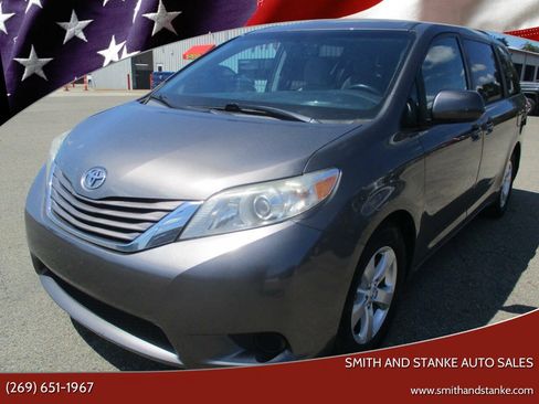 Used 2017 Toyota Sienna LE FWD image 1