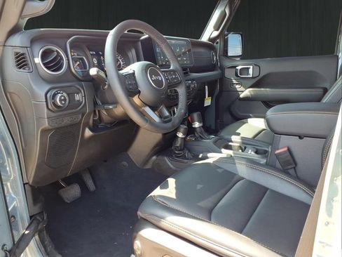 Used 2025 Jeep Gladiator Sport AWD/4WD image 20