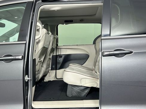 Used 2017 Chrysler Pacifica Limited image 14