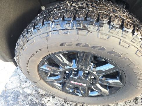 Used 2025 GMC Sierra 2500 AT4 image 8