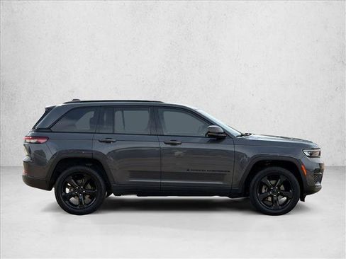 Used 2022 Jeep Grand Cherokee Altitude AWD/4WD image 4
