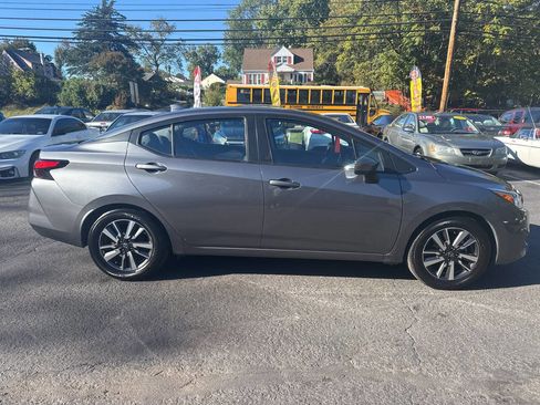 Used 2021 Nissan Versa SV image 4