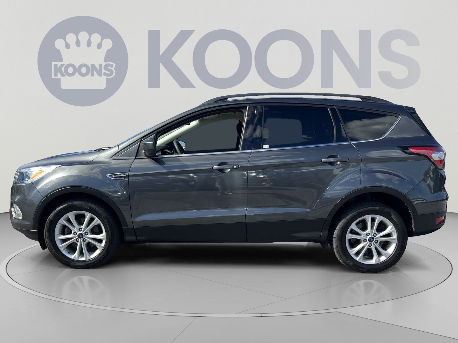 Used 2018 Ford Escape SE w/ Ford Safe & Smart Package FWD image 2