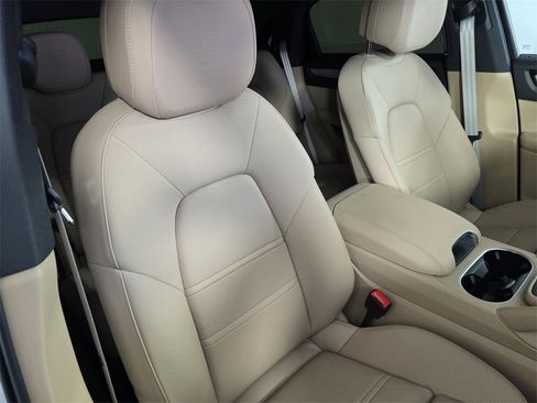 Used 2022 Porsche Cayenne Coupe image 32