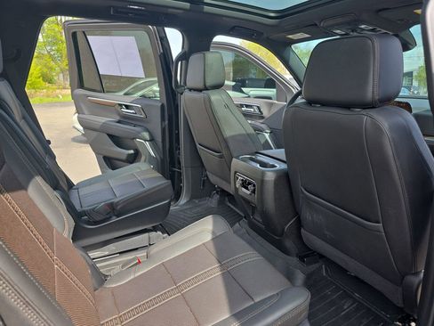 Used 2025 Chevrolet Tahoe High Country AWD/4WD image 11