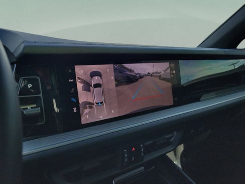 Used 2025 Porsche Cayenne image 33