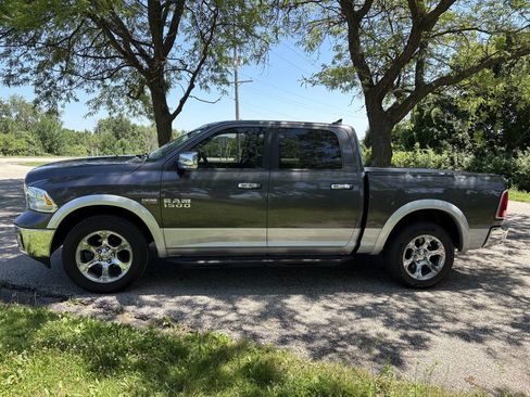 Used 2017 RAM 1500 Laramie w/ Convenience Group AWD/4WD image 2