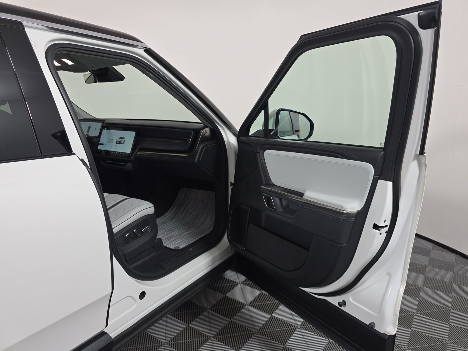 Used 2024 Rivian R1S Adventure Quad AWD/4WD image 18