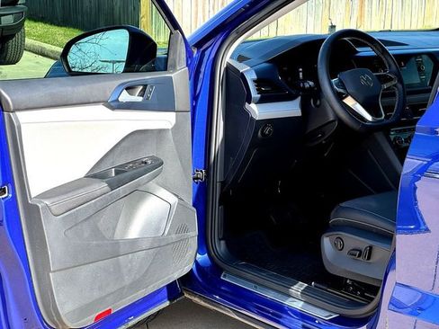 Used 2024 Volkswagen Taos SE w/ Panoramic Sunroof Package image 8