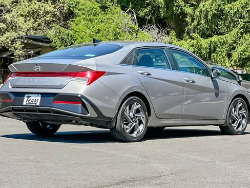 Used 2025 Hyundai Elantra Limited FWD image 4