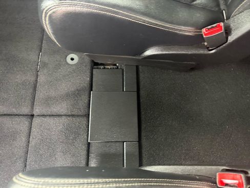 Used 2015 Chrysler Town & Country Touring image 40