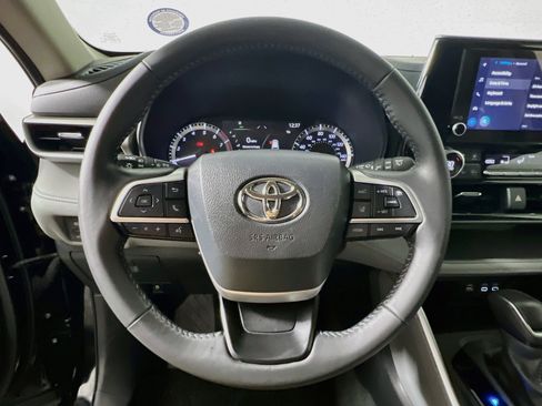 Used 2024 Toyota Highlander LE FWD image 17