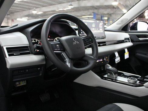 New 2026 Mitsubishi Outlander SE image 5