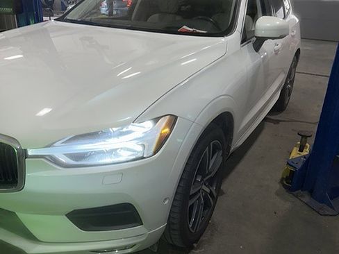 Used 2018 Volvo XC60 T5 Momentum w/ Convenience Package image 2