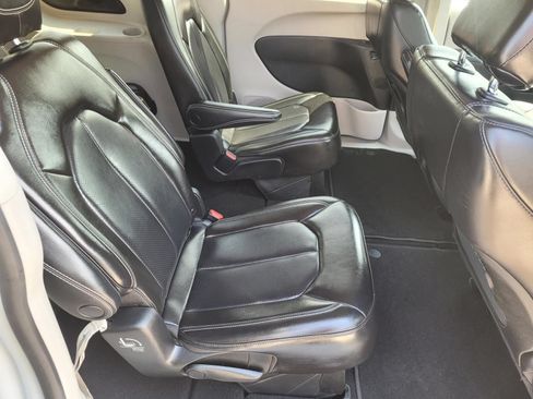 Used 2023 Chrysler Pacifica Touring-L FWD image 10