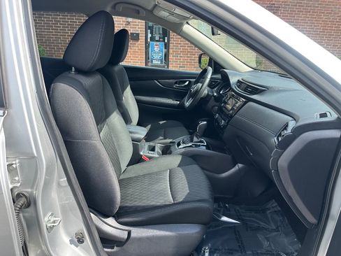 Used 2017 Nissan Rogue SV AWD/4WD image 19