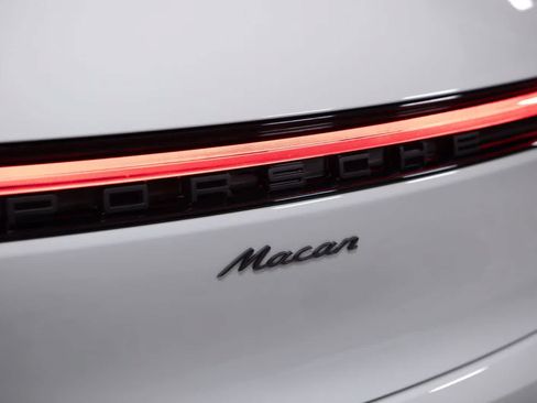 Certified 2026 Porsche Macan AWD/4WD image 19