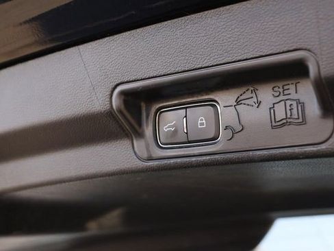 Used 2022 Ford Explorer XLT w/ Equipment Group 202A image 8