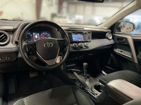 Used 2018 Toyota RAV4 LE FWD image 17