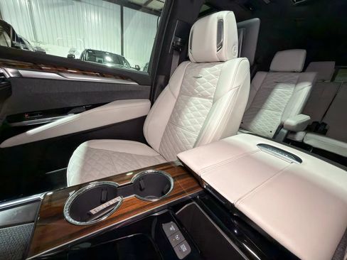Used 2026 Cadillac Escalade Platinum Sport AWD/4WD image 32