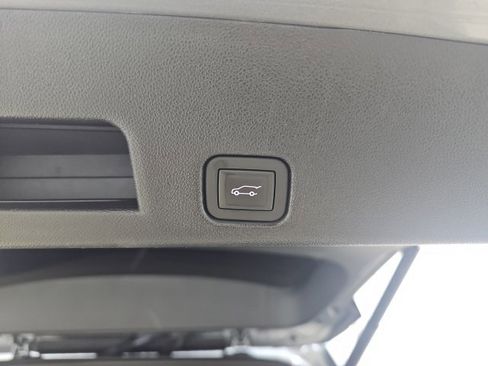 Used 2025 Chevrolet Traverse LT image 10