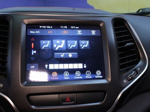 Used 2019 Jeep Cherokee Trailhawk w/ Cold Weather Group image 24