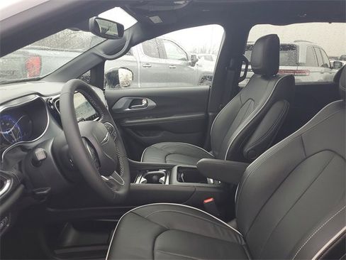 New 2026 Chrysler Pacifica Limited w/ Trailer Tow Group image 18