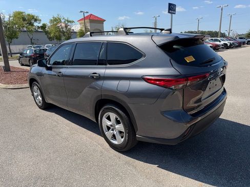 Used 2022 Toyota Highlander LE image 9