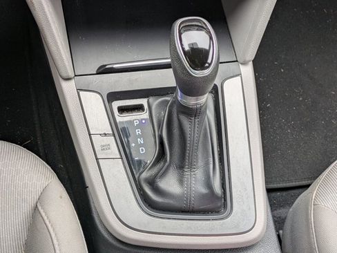 Used 2017 Hyundai Elantra SE image 13