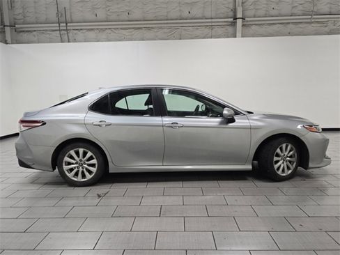 Used 2019 Toyota Camry LE image 14