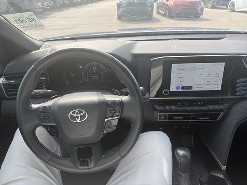 Used 2025 Toyota Camry SE w/ Convenience Package image 12