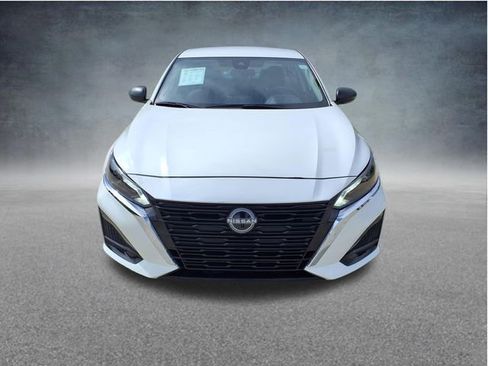 Used 2025 Nissan Altima 2.5 SV FWD image 2