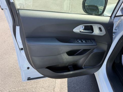 Used 2025 Chrysler Pacifica Limited FWD image 13