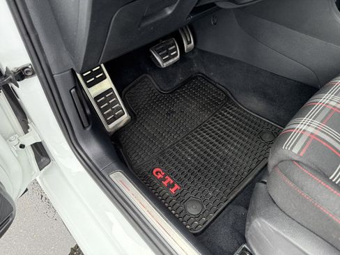 Used 2017 Volkswagen GTI Sport image 19