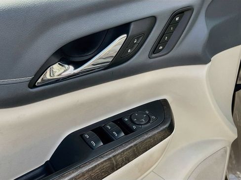 Used 2023 GMC Acadia Denali w/ Denali Technology Package FWD image 18
