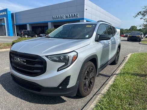 Used 2021 GMC Terrain SLE w/ Driver Convenience Package FWD image 2