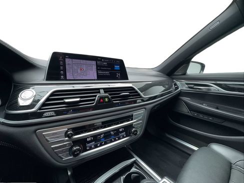 Used 2022 BMW 740i w/ Luxury Rear Seating Package RWD image 44