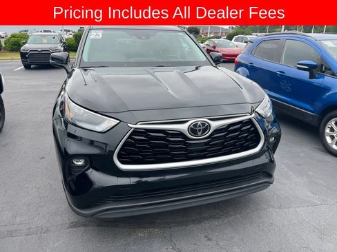 Used 2023 Toyota Highlander LE FWD image 4