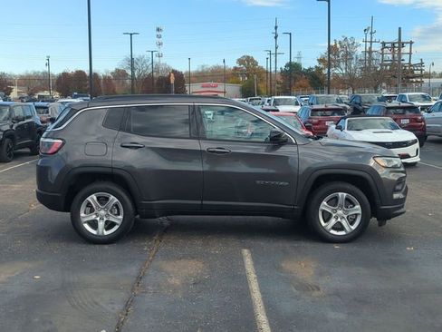 Used 2024 Jeep Compass Latitude image 10