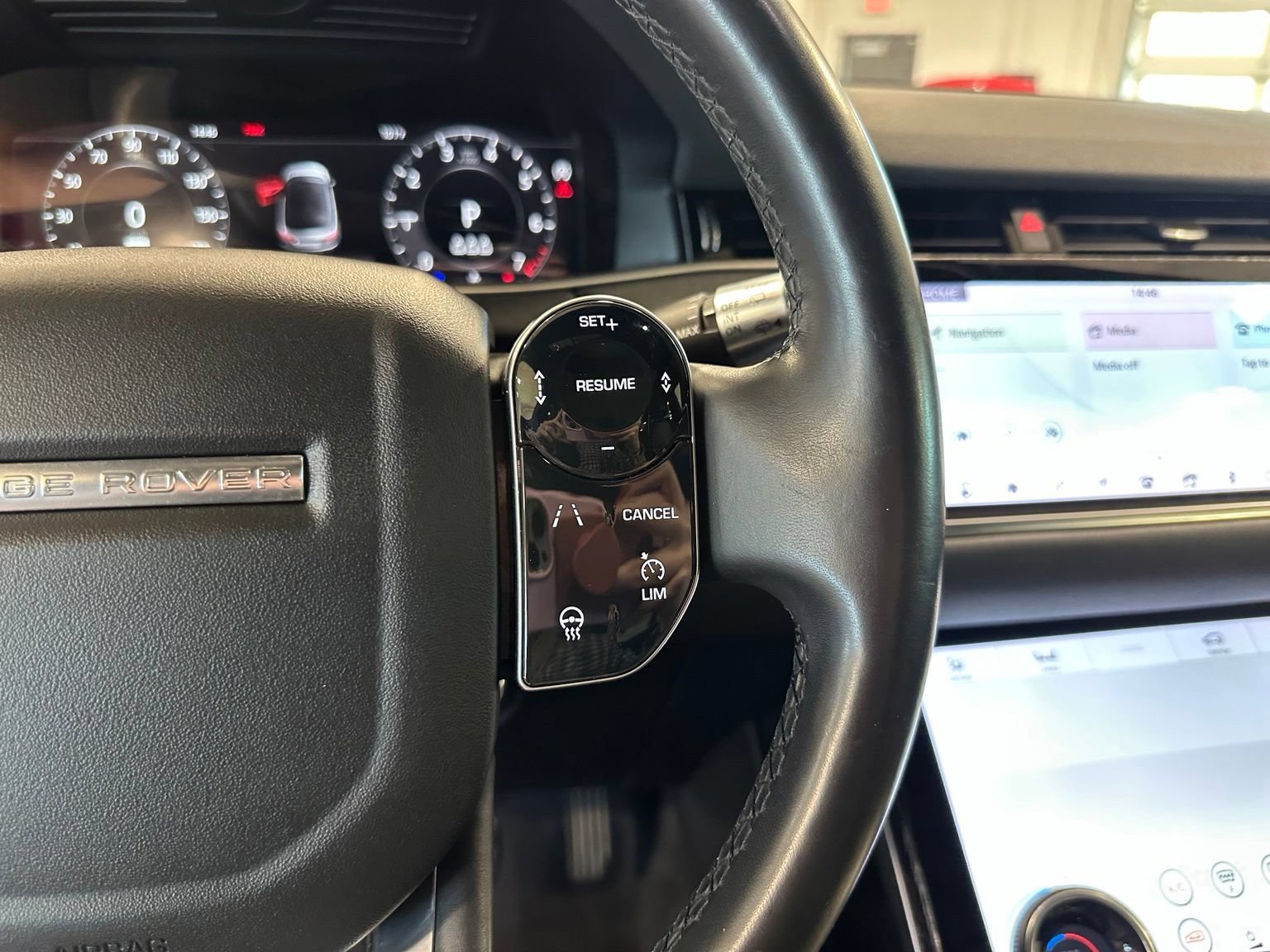 Used 2020 Land Rover Range Rover Evoque SE AWD/4WD image 19