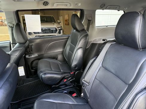 Used 2015 Toyota Sienna SE Premium FWD image 16