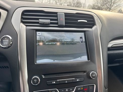 Used 2017 Ford Fusion SE w/ Fusion SE Technology Package image 20