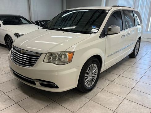 Used 2013 Chrysler Town & Country Touring-L w/ Driver Convenience Group FWD image 3