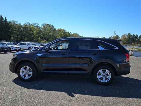 Used 2022 Kia Sorento LX image 4