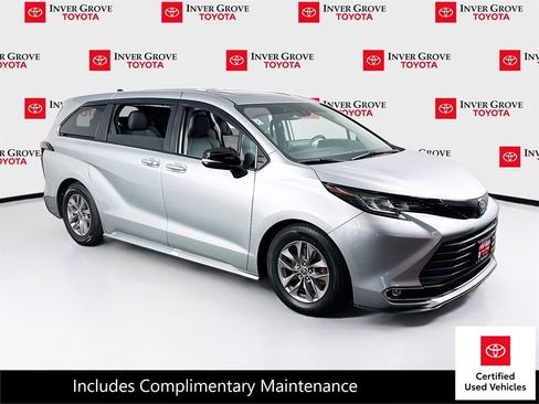 Certified 2022 Toyota Sienna XLE FWD image 3