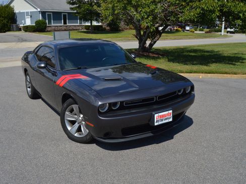 Used 2019 Dodge Challenger SXT image 19