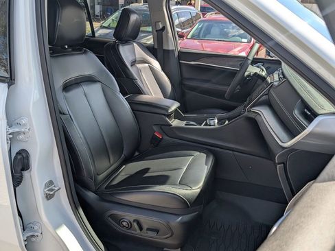 Used 2024 Jeep Grand Cherokee Limited w/ Black Appearance Package image 19