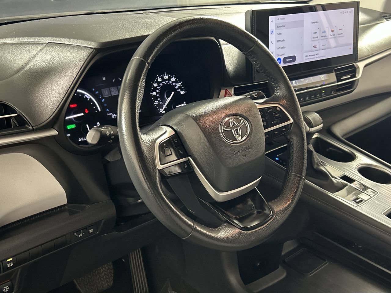Used 2025 Toyota Sienna XLE FWD image 15
