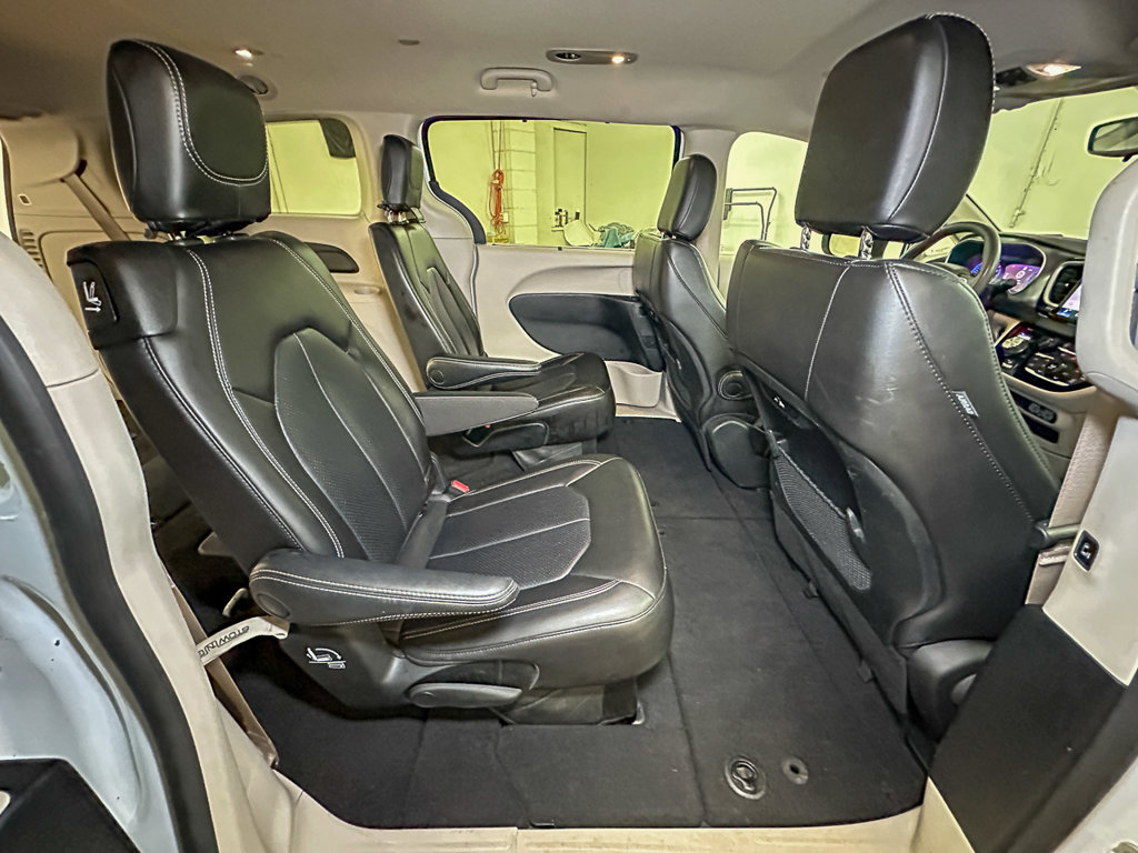 Used 2023 Chrysler Pacifica Touring-L FWD image 27
