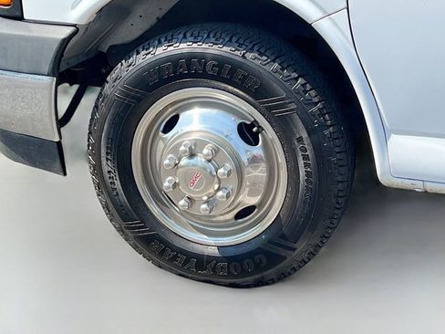 Used 2019 GMC Savana 3500 Extended w/ Power Convenience Package RWD image 17